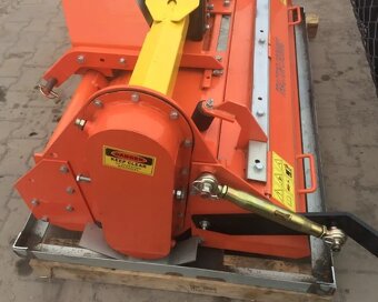 Trávníkový zakladač za traktor - 2