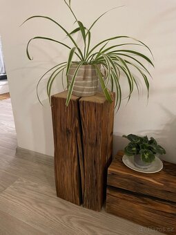 Masivní dřevěné podstavce / stolky – design, staré trámy - 2
