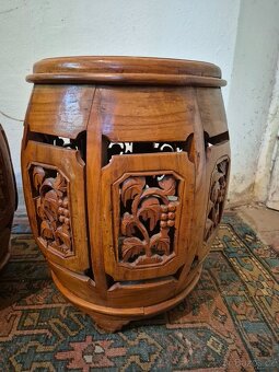 Dva vyřezávané koloniální stoličky z teakového dřeva - 2