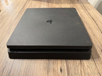 PlayStation 4 Slim 500 GB + 2 ovladače + FIFA 21 + krabice - 2