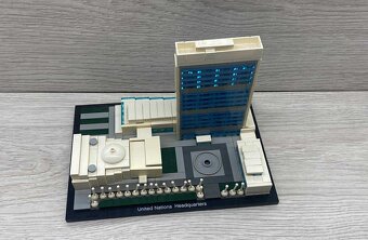 LEGO Architecture 21018 Sídlo OSN - 2