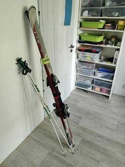 Lyže Blizzard 167cm s hůlkami. Jsou málo jeté široké hrany - 2