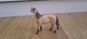 schleich mustang - 2