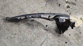 Bmw x6 e71 držák levého blatniku - 2