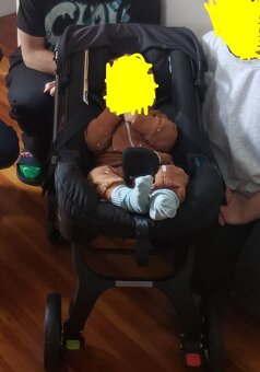 Autosedačka Doona i Nitro Black do letadla - 2