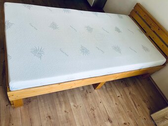 Masivní postel - 220×140 cm + matrace - 2