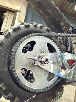 Scháním zadní kolo na moto koloběžku - 2