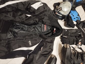 Chlapecké moto oblečení včetně bot a chráničů. - 2