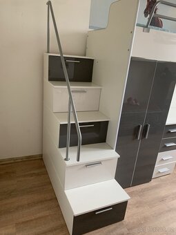 Vyvyšená postel se stolem a skříní - 2