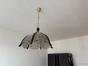 Elegantní závěsný lustr s matným sklem a dřevěnými prvky - 2