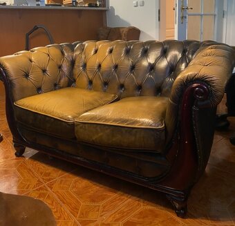 Kožený set Chesterfield, kancelářská židle, stolek - 2