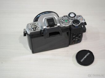 Olympus OM-D E-M10 IV - 2