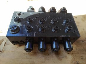 Hydraulický rozvaděč MB Unimog - 2