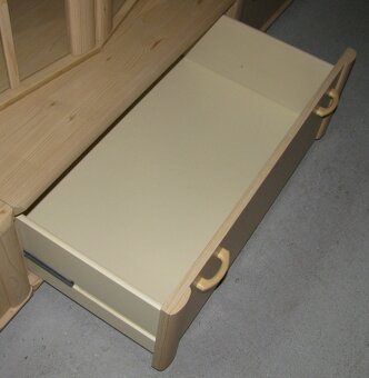 Vitrína se zásuvkou - 2