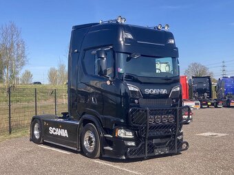 Scania S590 V8 - tahač návěsů - 2