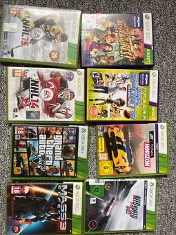 X-box 360 + kinect, 2x ovladač, dobíjecí baterie, hry - 2