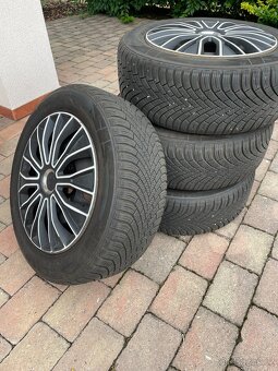 Zimní pneu Nexen 215/55R16 téměř nové - 2