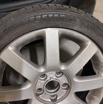 ALU kola VW R17 s letním pneu - 2