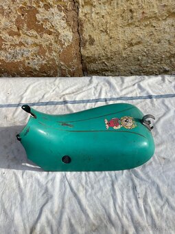 Prodám prsa Jawa Pionýr překryt motoru původní lak linky - 2