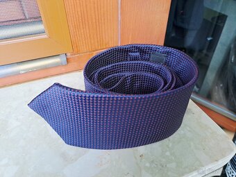 Pánská tmavě fialová kravata s drobnými červenými puntíky - 2