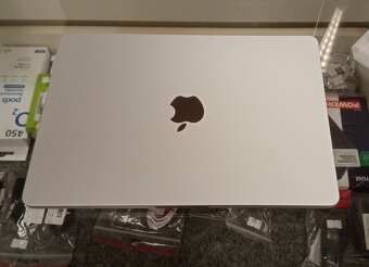 MacBook Air 13" 2025 M4 10core 16/256GB zár 9/2026 - 2