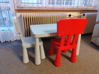 Plastový stůl IKEA a 2 židličky. - 2