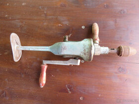 RUČNÍ MECHANICKÁ VRTAČKA - 2