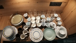 Sada nádobí - talíře, mísy, podšálky, hrnečky, 4 krigle, 2 s - 2