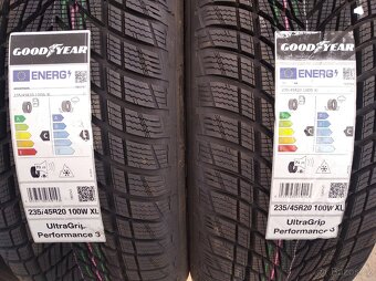 Prodám nové zimní pneu GoodYear UG 235/45 R20 - 2