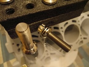 Prodám titanové kované šrouby na kola Porsche M14 x 1,5 45mm - 2