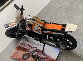 Kopie stavebnice Lego KTM 790 Adventure (složený stav) - 2