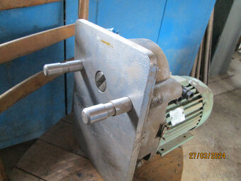 Motor z prevodovku - 2