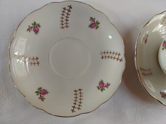 Starožitnÿ šálek s podšálkem - 2