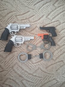 Koníci, pistole,auto - 2