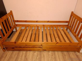 Masivní postel s matrací a šuplíky - 2