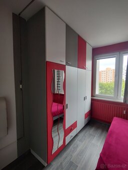 Dvě šatní skříně s nástavci - 2