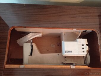 Skříňový šicí stroj - 2
