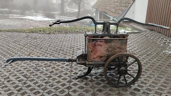 Historická dvoukolová ruční hasičská stříkačka - 2