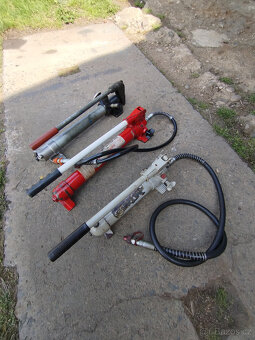 tři ruční hydraulické pumpy - 2