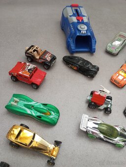 Mix autíček HotWheels + odpalovač aut - 2