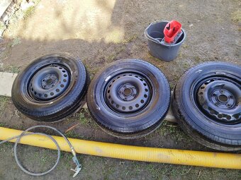 Plechové disky s pneumatikami z T4 rozteč 5x112 - 2