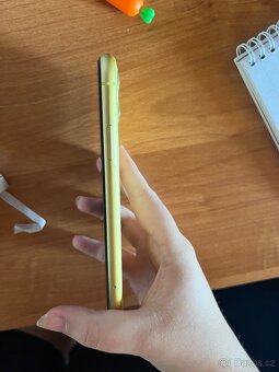 PRODÁM IPHONE 11, 128 gb, žlutá + kryty, sklíčka, nabíječka - 2