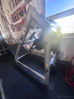 Posilovací fitness stroj hacken dřep a legpress - 2