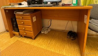 Dřevěný kancelářský stůl + zásuvkový kontejner + skleněná de - 2