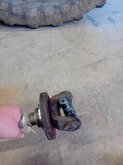 Poloosa předbi napravy New Holland - 2