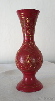 červená mosazná rytá vázička - ruční práce - 2