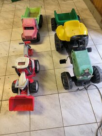 Dětský šlapací traktor a hračky ven - 2