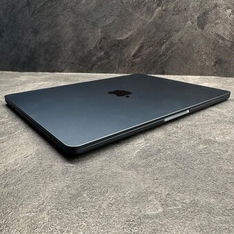 MacBook Air (8GB | M2 | 256gb | 13,6") + obal - 2