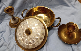 Mosazná cukřenka vykládaná perletí a svícny - 2