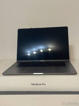 MacBook Pro 15" 2017 i7 / 16GB / 512GB / Pro 560 - 2